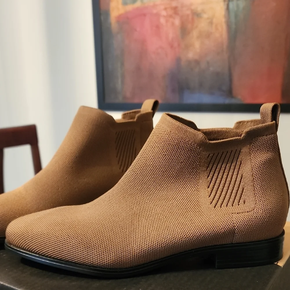 Vivaia Water Resistant Square Toe Nutmeg Chukka Boots - Picture 4 of 10